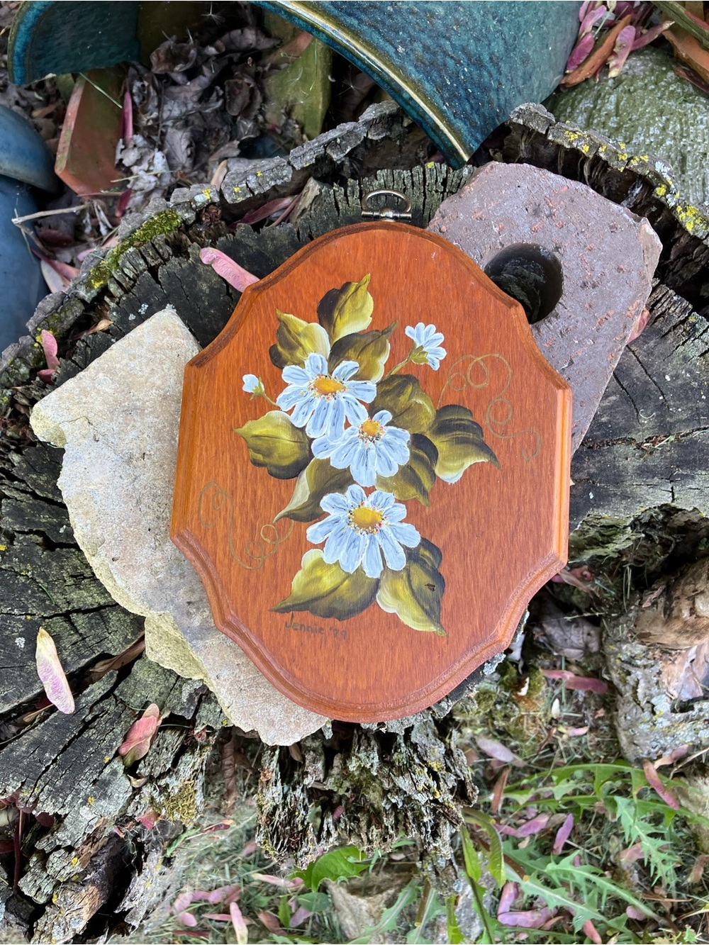 Vintage 1979 Hand-Painted Cottagecore Wooden Wall Plaque w/ White Daisies - Picture 5 of 7